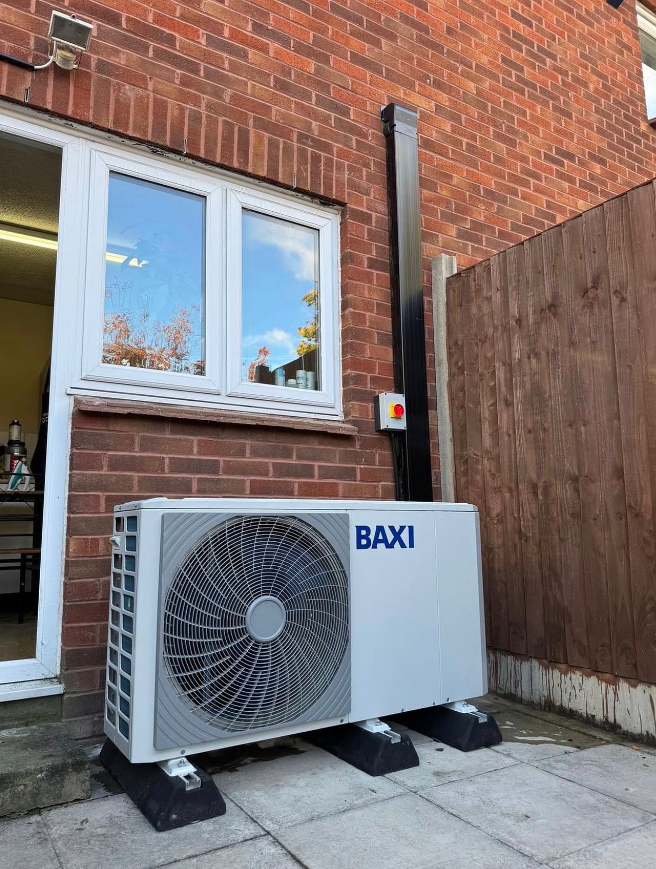 Outdoor electrical installation for heat pump