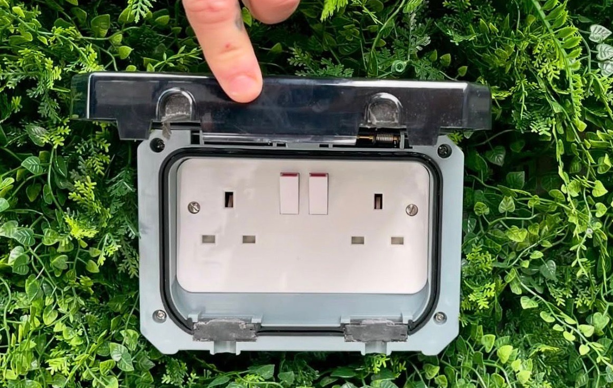 Indoor and outdoor socket installation